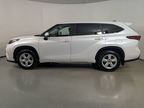 Used 2023 Toyota Highlander LE FWD image 4