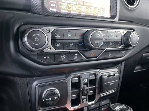 Used 2020 Jeep Wrangler Unlimited Sahara AWD/4WD image 18