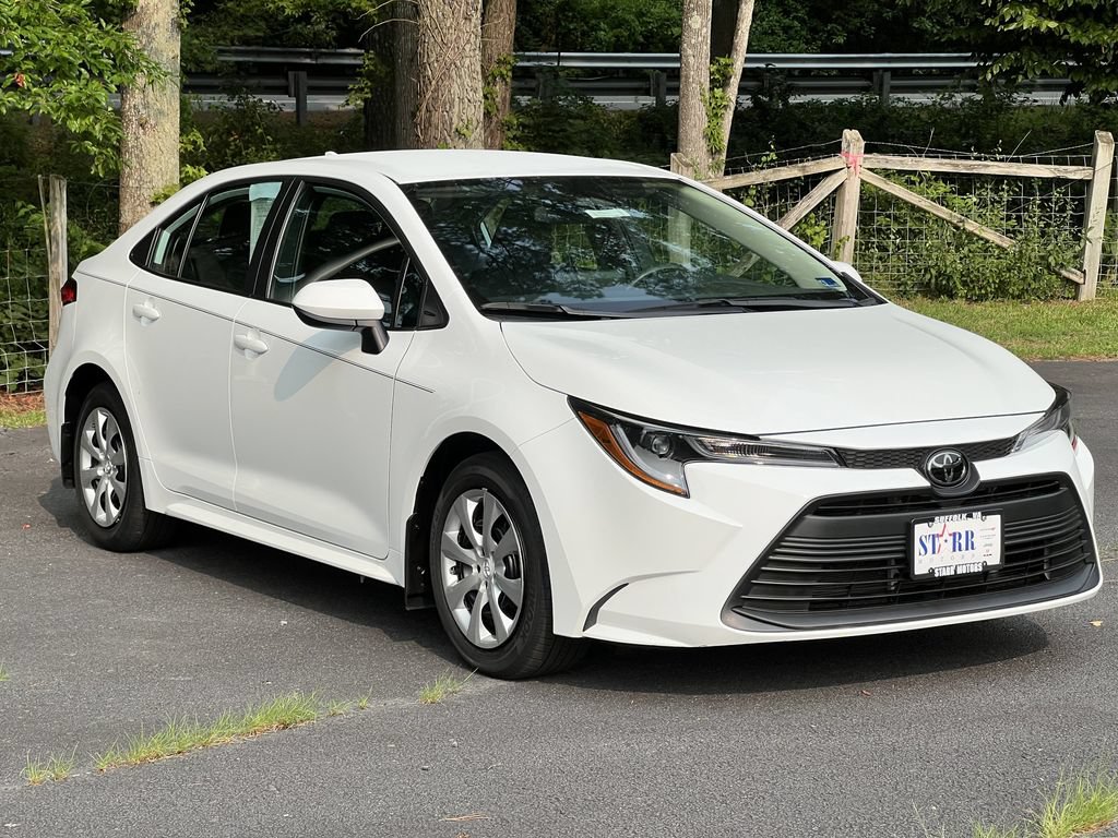 Used 2025 Toyota Corolla LE FWD image 1