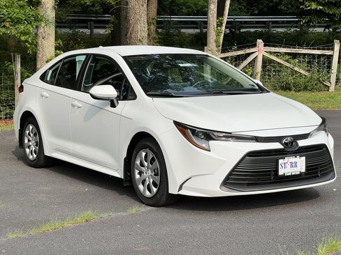 Used 2025 Toyota Corolla LE FWD image 1