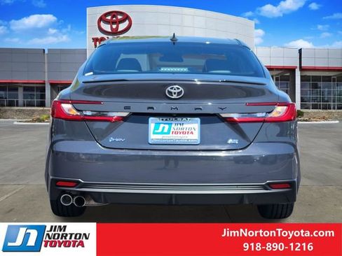 Used 2025 Toyota Camry SE image 6