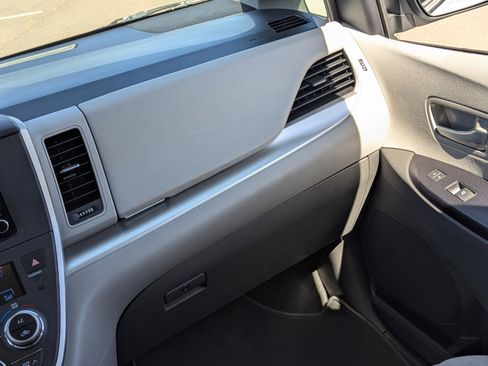 Used 2020 Toyota Sienna LE w/ Carpet Mat Package image 18