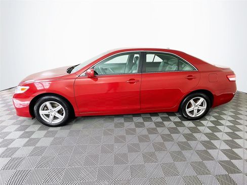Used 2011 Toyota Camry LE FWD image 4