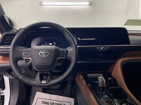 Used 2025 Toyota Crown Limited image 8