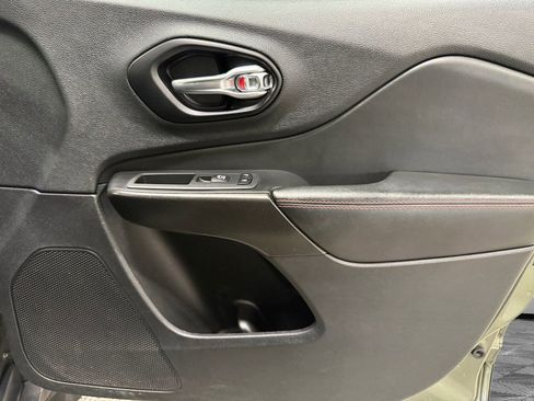 Used 2021 Jeep Cherokee Trailhawk AWD/4WD image 12
