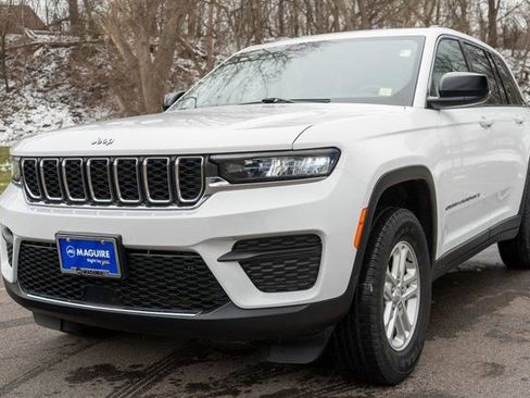 Used 2023 Jeep Grand Cherokee Laredo AWD/4WD image 2