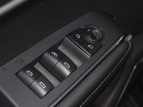 Used 2025 GMC Acadia Elevation image 5