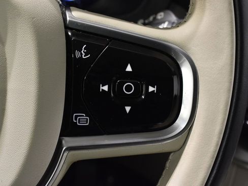 Used 2023 Volvo XC60 B5 Plus image 17