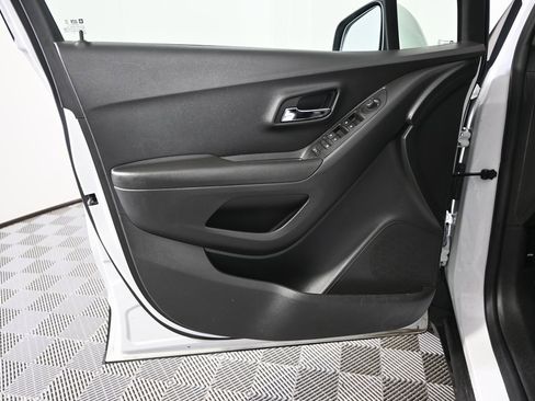 Used 2022 Chevrolet Trax LT w/ LT Convenience Package image 18