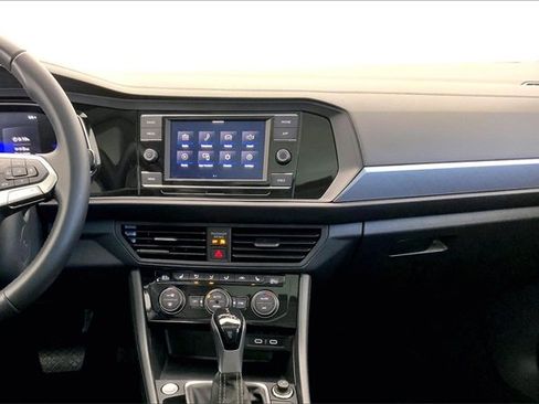 Used 2023 Volkswagen Jetta SE w/ Panoramic Sunroof Package image 6