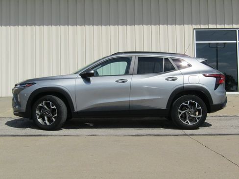 Used 2024 Chevrolet Trax LT FWD image 11