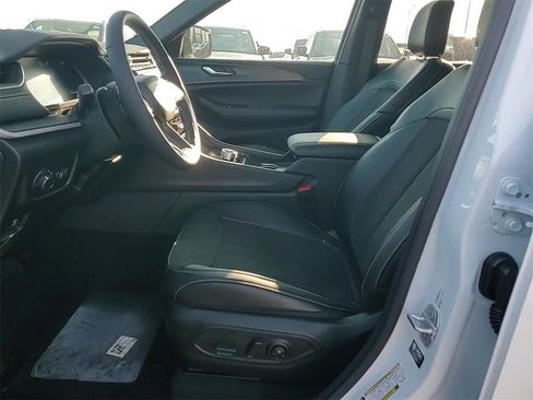 New 2025 Jeep Grand Cherokee Altitude image 11