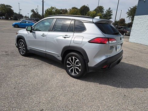 Used 2024 Toyota Corolla Cross SE image 3