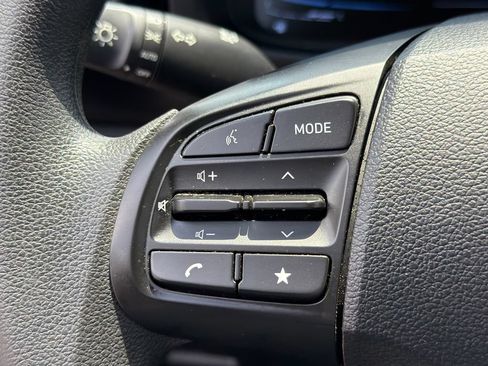 Used 2025 Hyundai Venue SE FWD image 24