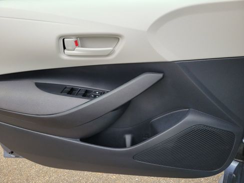 Used 2025 Toyota Corolla LE w/ Convenience Package image 17