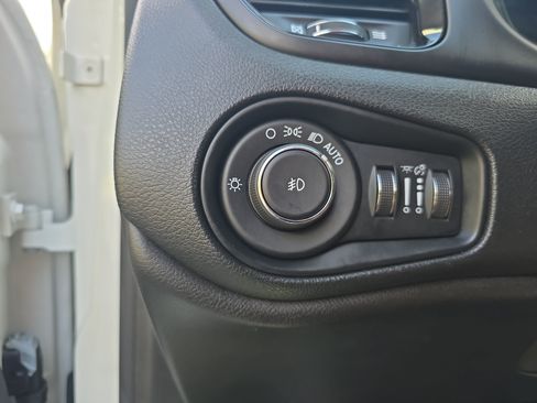 Used 2018 Jeep Renegade Altitude w/ Cold Weather Group FWD image 25