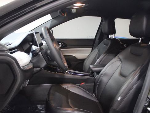 Used 2025 Jeep Compass Limited image 17