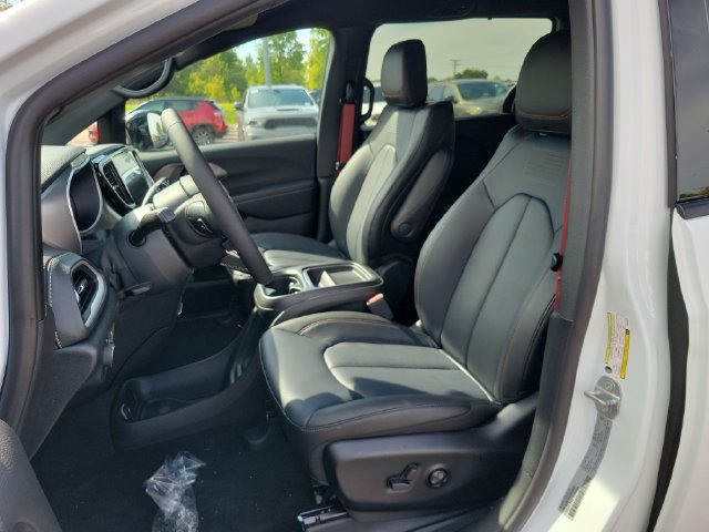 New 2027 Chrysler Pacifica Select FWD image 6