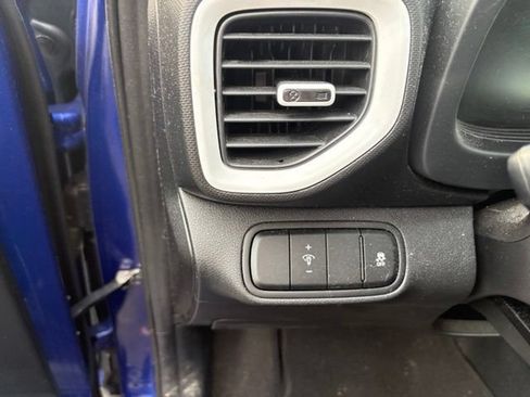 Certified 2023 Hyundai Venue Limited FWD image 9
