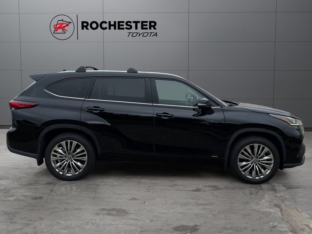 Certified 2022 Toyota Highlander Platinum AWD/4WD image 6