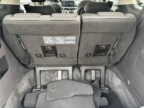 Used 2022 Kia Carnival LX image 14