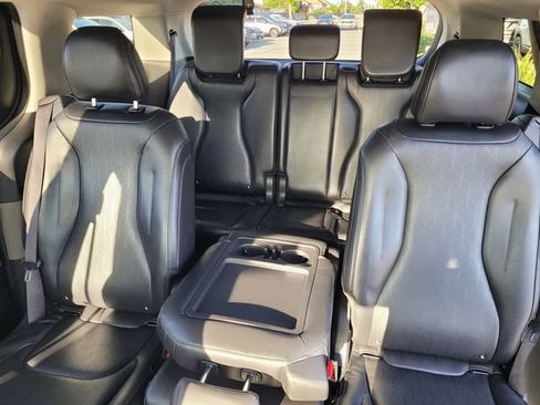 Used 2025 Kia Carnival FWD image 9