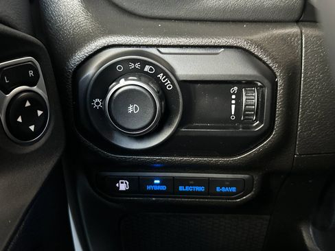 Used 2023 Jeep Wrangler Unlimited Sahara AWD/4WD image 27