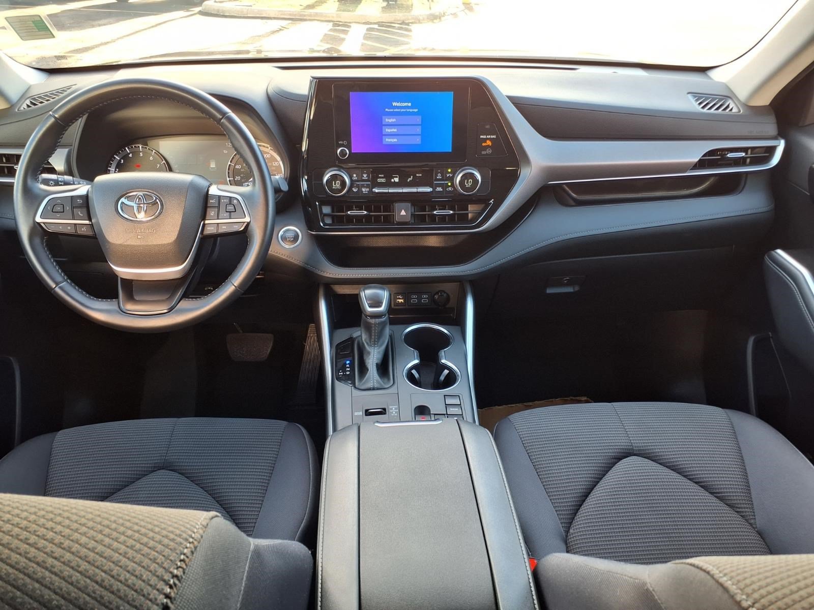 Used 2025 Toyota Highlander LE FWD image 11
