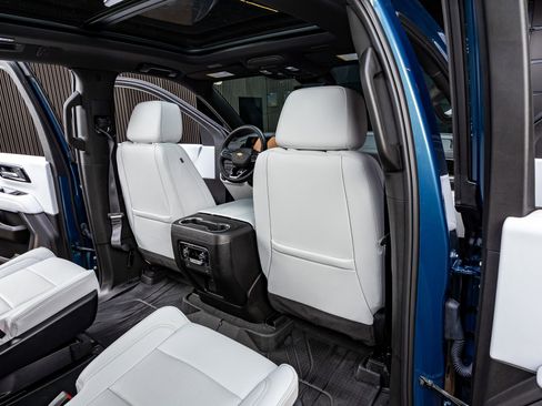 Used 2025 Chevrolet Suburban Premier w/ Sun And Tow Package image 28