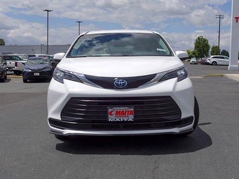 Certified 2025 Toyota Sienna LE FWD image 25