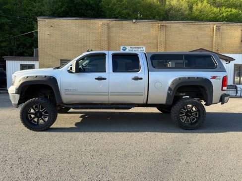 Used 2011 GMC Sierra 2500 SLE w/ SLE Preferred Package AWD/4WD image 2