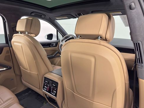 Used 2019 Porsche Cayenne Turbo image 40