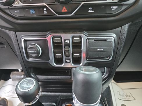 Used 2023 Jeep Wrangler Unlimited Sahara image 33