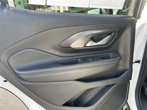 Used 2024 GMC Terrain SLT image 13