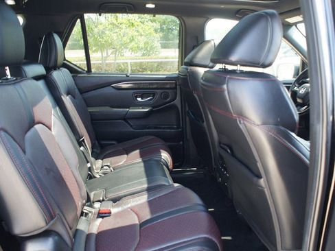 Used 2025 Honda Pilot Black Edition image 24