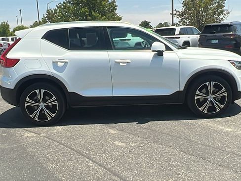 Used 2022 Volvo XC40 T4 Inscription w/ Advanced Package image 2