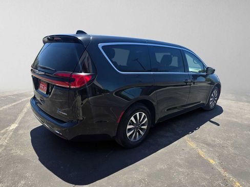 Used 2023 Chrysler Pacifica Touring-L FWD image 3