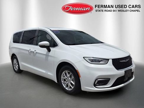 Used 2023 Chrysler Pacifica Touring-L FWD image 1
