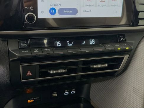 Used 2025 Toyota Camry SE w/ Convenience Package FWD image 18