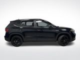 Used 2022 Volkswagen Taos SE w/ Panoramic Sunroof Package image 2
