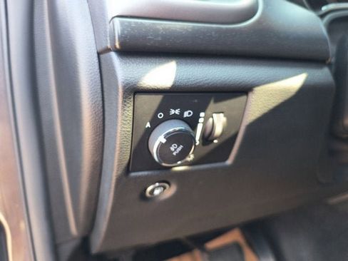 Used 2018 Jeep Grand Cherokee Altitude AWD/4WD image 16