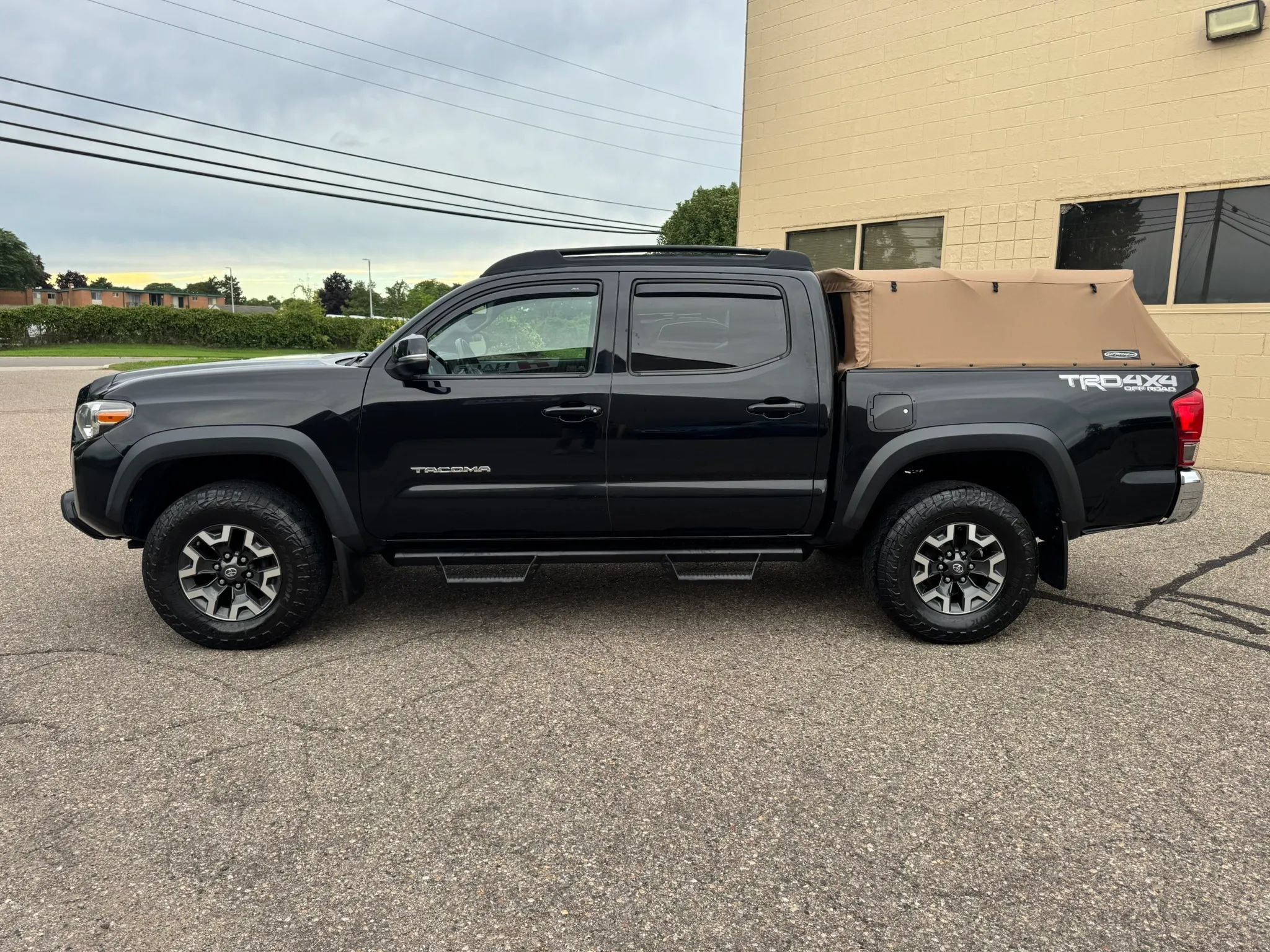 Used 2017 Toyota Tacoma TRD Off-Road AWD/4WD image 5