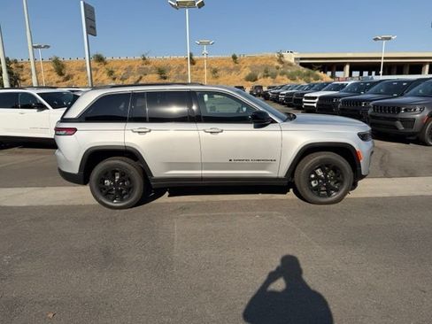 New 2026 Jeep Grand Cherokee Altitude AWD/4WD image 8