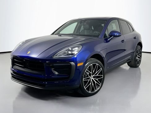 Certified 2025 Porsche Macan image 1