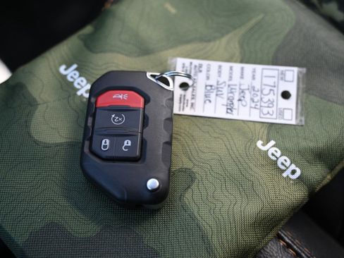 Used 2024 Jeep Wrangler Unlimited Sahara AWD/4WD image 34