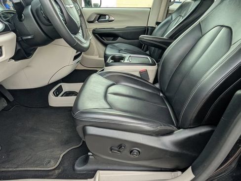 Used 2024 Chrysler Pacifica Touring-L FWD image 13