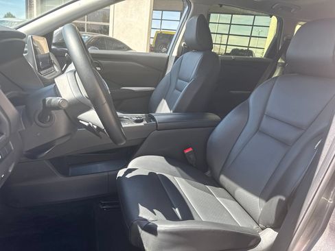 Used 2025 Nissan Rogue SV w/ SV Premium Package AWD/4WD image 17