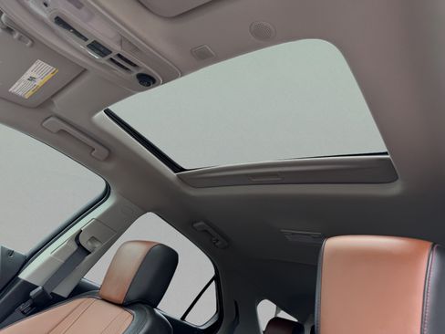 Used 2017 Chevrolet Equinox Premier w/ Enhanced Convenience Package FWD image 18