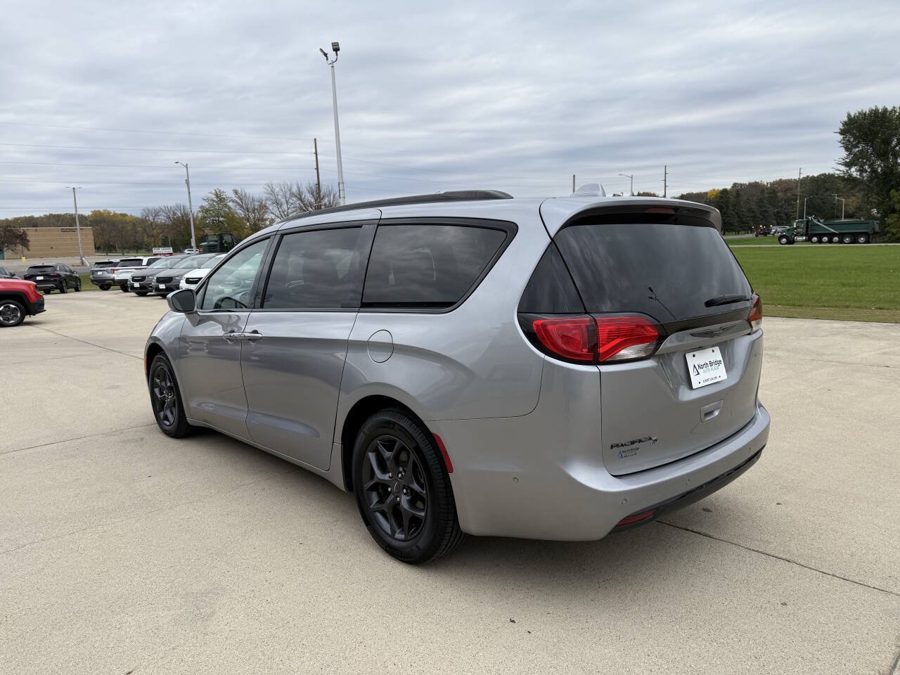 Used 2018 Chrysler Pacifica Touring-L Plus w/ Advanced Safetytec Group FWD image 3