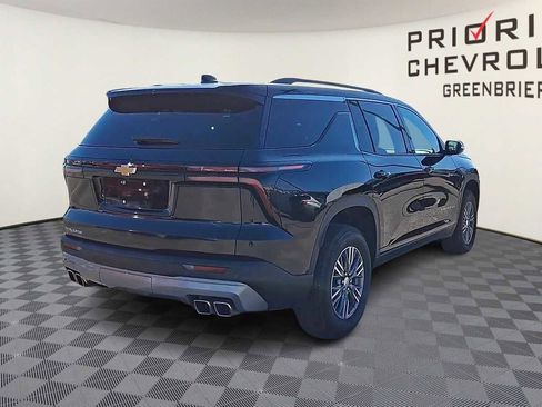Used 2025 Chevrolet Traverse LT image 8